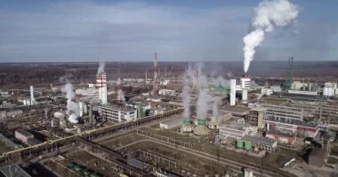 Litvanya 'daki Kimya Fabrikası, Jonava City' deki Achema. Arka planda Blue Sky ve Smoke Stacks var. İHA