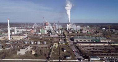 Litvanya 'daki Kimya Fabrikası, Jonava City' deki Achema. Arka planda Blue Sky ve Smoke Stacks var. İHA