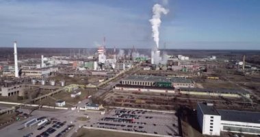 Litvanya 'daki Kimya Fabrikası, Jonava City' deki Achema. Arka planda Blue Sky ve Smoke Stacks var. İHA