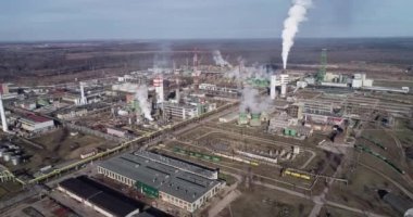 Litvanya 'daki Kimya Fabrikası, Jonava City' deki Achema. Arka planda Blue Sky ve Smoke Stacks var. İHA