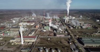 Litvanya 'daki Kimya Fabrikası, Jonava City' deki Achema. Arka planda Blue Sky ve Smoke Stacks var. İHA