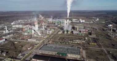Litvanya 'daki Kimya Fabrikası, Jonava City' deki Achema. Arka planda Blue Sky ve Smoke Stacks var. İHA