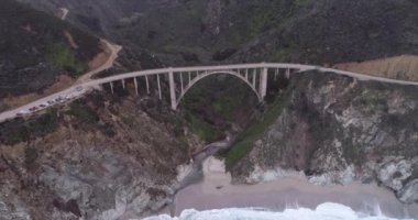 Bixby Creek Köprüsü, Kaliforniya 'nın Big Sur kıyısındaki Bixby Kanyon Köprüsü olarak da bilinir. Drone. ABD.