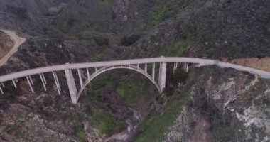 Bixby Creek Köprüsü, Kaliforniya 'nın Big Sur kıyısındaki Bixby Kanyon Köprüsü olarak da bilinir. Drone. ABD.