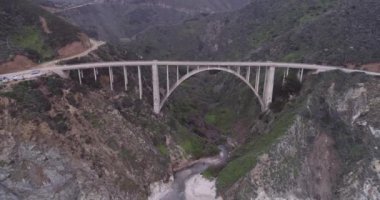 Bixby Creek Köprüsü, Kaliforniya 'nın Big Sur kıyısındaki Bixby Kanyon Köprüsü olarak da bilinir. Drone. ABD.