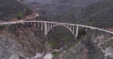 Bixby Creek Köprüsü, Kaliforniya 'nın Big Sur kıyısındaki Bixby Kanyon Köprüsü olarak da bilinir. Drone. ABD.