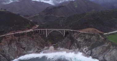 Bixby Creek Köprüsü, Kaliforniya 'nın Big Sur kıyısındaki Bixby Kanyon Köprüsü olarak da bilinir. Drone. ABD.
