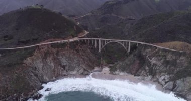 Bixby Creek Köprüsü, Kaliforniya 'nın Big Sur kıyısındaki Bixby Kanyon Köprüsü olarak da bilinir. Drone. ABD.