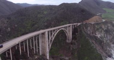 Bixby Creek Köprüsü, Kaliforniya 'nın Big Sur kıyısındaki Bixby Kanyon Köprüsü olarak da bilinir. Drone. ABD.