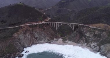Bixby Creek Köprüsü, Kaliforniya 'nın Big Sur kıyısındaki Bixby Kanyon Köprüsü olarak da bilinir. Drone. ABD.