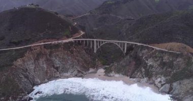 Bixby Creek Köprüsü, Kaliforniya 'nın Big Sur kıyısındaki Bixby Kanyon Köprüsü olarak da bilinir. Drone. ABD.