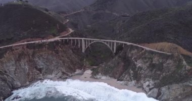 Bixby Creek Köprüsü, Kaliforniya 'nın Big Sur kıyısındaki Bixby Kanyon Köprüsü olarak da bilinir. Drone. ABD.