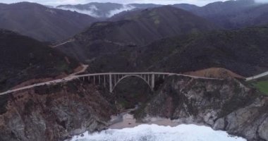 Bixby Creek Köprüsü, Kaliforniya 'nın Big Sur kıyısındaki Bixby Kanyon Köprüsü olarak da bilinir. Drone. ABD.