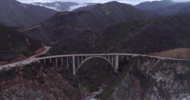 Bixby Creek Köprüsü, Kaliforniya 'nın Big Sur kıyısındaki Bixby Kanyon Köprüsü olarak da bilinir. Drone. ABD.