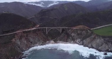 Bixby Creek Köprüsü, Kaliforniya 'nın Big Sur kıyısındaki Bixby Kanyon Köprüsü olarak da bilinir. Drone. ABD.