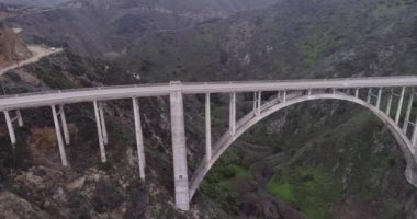 Bixby Creek Köprüsü, Kaliforniya 'nın Big Sur kıyısındaki Bixby Kanyon Köprüsü olarak da bilinir. Drone. ABD.