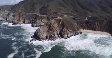 Devil 's Slide Yolu, Graffiti Tepesi ve Arka plandaki Bunker Point. Arka plandaki Gri Balina Koyu Eyalet Sahili. Pasifik Okyanusu Kıyısı ve Dalgalar. Kaliforniya Eyalet Yolu 1