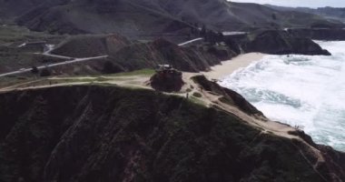Devil 's Slide Yolu, Graffiti Tepesi ve Arka plandaki Bunker Point. Arka plandaki Gri Balina Koyu Eyalet Sahili. Pasifik Okyanusu Kıyısı ve Dalgalar. Kaliforniya Eyalet Yolu 1