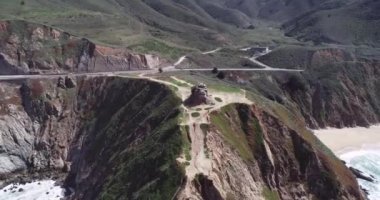 Devil 's Slide Yolu, Graffiti Tepesi ve Arka plandaki Bunker Point. Arka plandaki Gri Balina Koyu Eyalet Sahili. Pasifik Okyanusu Kıyısı ve Dalgalar. Kaliforniya Eyalet Yolu 1