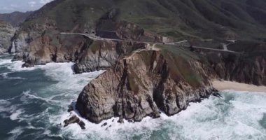 Devil 's Slide Yolu, Graffiti Tepesi ve Arka plandaki Bunker Point. Arka plandaki Gri Balina Koyu Eyalet Sahili. Pasifik Okyanusu Kıyısı ve Dalgalar. Kaliforniya Eyalet Yolu 1