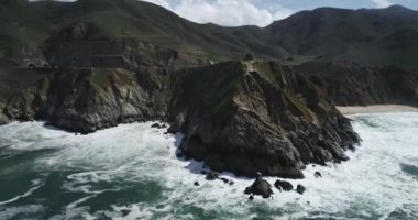 Devil 's Slide Yolu, Graffiti Tepesi ve Arka plandaki Bunker Point. Arka plandaki Gri Balina Koyu Eyalet Sahili. Pasifik Okyanusu Kıyısı ve Dalgalar. Kaliforniya Eyalet Yolu 1