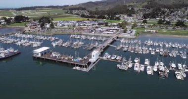 El Granada, Califonia. Princeton 'daki Pillar Point Limanı. Arka planda tekneler ve yatlar. Hint Okyanusu. Açık mavi gökyüzü. ABD. İHA