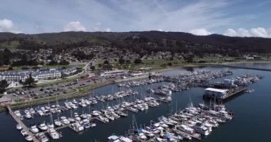 El Granada, Califonia. Princeton 'daki Pillar Point Limanı. Arka planda tekneler ve yatlar. Hint Okyanusu. Açık mavi gökyüzü. ABD. İHA