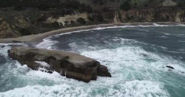 Kaliforniya 'daki Greyhound Rock Country Park' ta. Ada ve Pasifik Okyanusu Dalgaları. Drone. ABD. İHA