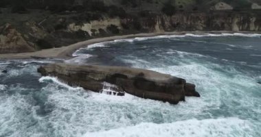 Kaliforniya 'daki Greyhound Rock Country Park' ta. Ada ve Pasifik Okyanusu Dalgaları. Drone. ABD. İHA