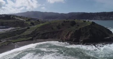 Pasifik Okyanusu kıyısında San Francisco ve Half Moon Körfezi arasında bulunan San Mateo County, Kaliforniya 'daki Pacifica ve Linda Mar şehri. Okyanus Dalgaları