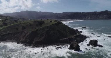 Pasifik Okyanusu kıyısında San Francisco ve Half Moon Körfezi arasında bulunan San Mateo County, Kaliforniya 'daki Pacifica ve Linda Mar şehri. Okyanus Dalgaları