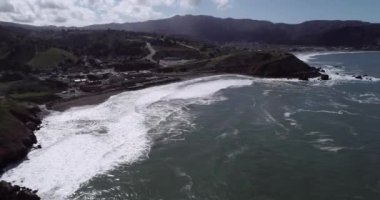 Pasifik Okyanusu kıyısında San Francisco ve Half Moon Körfezi arasında bulunan San Mateo County, Kaliforniya 'daki Pacifica ve Linda Mar şehri. Okyanus Dalgaları