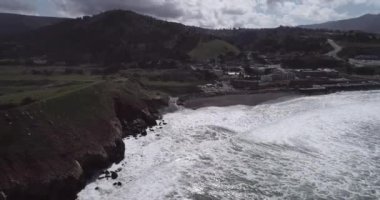 Pasifik Okyanusu kıyısında San Francisco ve Half Moon Körfezi arasında bulunan San Mateo County, Kaliforniya 'daki Pacifica ve Linda Mar şehri. Okyanus Dalgaları