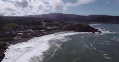 Pasifik Okyanusu kıyısında San Francisco ve Half Moon Körfezi arasında bulunan San Mateo County, Kaliforniya 'daki Pacifica ve Linda Mar şehri. Okyanus Dalgaları