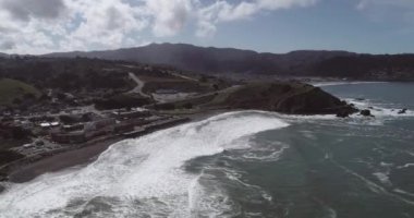 Pasifik Okyanusu kıyısında San Francisco ve Half Moon Körfezi arasında bulunan San Mateo County, Kaliforniya 'daki Pacifica ve Linda Mar şehri. Okyanus Dalgaları