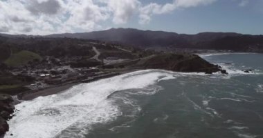 Pasifik Okyanusu kıyısında San Francisco ve Half Moon Körfezi arasında bulunan San Mateo County, Kaliforniya 'daki Pacifica ve Linda Mar şehri. Okyanus Dalgaları