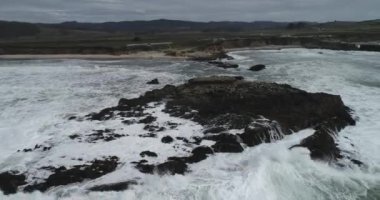 Califonia 'daki Pescadero Eyalet Plajı. Pescadero Rockside 'da. Ada ve Pasifik Okyanusu Dalgaları. Drone. ABD. İHA