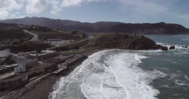 Pasifik Okyanusu kıyısında San Francisco ve Half Moon Körfezi arasında bulunan San Mateo County, Kaliforniya 'daki Pacifica ve Linda Mar şehri. Okyanus Dalgaları