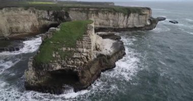 Köpek Balığı Fin Koyu Sahili 'nde yüksek bir kaya ve deniz mağarası var. Kaliforniya mı? Pasifik Okyanusu Dalgaları. Ada. Drone. İHA