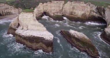Köpek Balığı Fin Koyu Sahili 'nde yüksek bir kaya ve deniz mağarası var. Kaliforniya mı? Pasifik Okyanusu Dalgaları. Ada. Drone. İHA