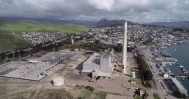 Morro Körfezi 'ndeki Morro Bay Elektrik Santrali. Kaliforniya 'da Terk Edilmiş Elektrik Santrali. Kaliforniya mı? Drone. ABD