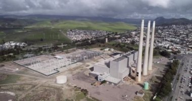 Morro Körfezi 'ndeki Morro Bay Elektrik Santrali. Kaliforniya 'da Terk Edilmiş Elektrik Santrali. Kaliforniya mı? Drone. ABD