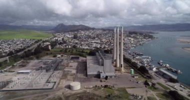 Morro Körfezi 'ndeki Morro Bay Elektrik Santrali. Kaliforniya 'da Terk Edilmiş Elektrik Santrali. Kaliforniya mı? Drone. ABD