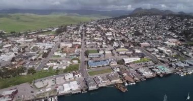 Kaliforniya 'daki Morro Bay City' de. Drone. ABD