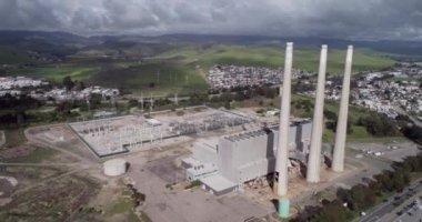 Morro Körfezi 'ndeki Morro Bay Elektrik Santrali. Kaliforniya 'da Terk Edilmiş Elektrik Santrali. Kaliforniya mı? Drone. ABD