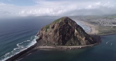 Morro Koyu 'ndaki Morro Kayası. Kaliforniya, ABD. Morro Rock Plajı 1 'in sonundaki antik volkanik tümsek. İHA.