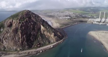 Morro Koyu 'ndaki Morro Kayası. Kaliforniya, ABD. Morro Rock Plajı 1 'in sonundaki antik volkanik tümsek. İHA.