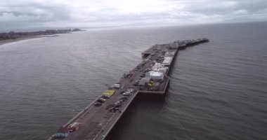 Santa Cruz Sahili Sahil Yolu ve Rıhtım Arkaplanı. Kaliforniya mı? Drone. ABD