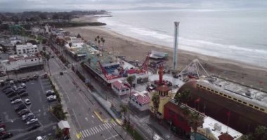 Giant Dipper, Santa Cruz Sahili Boardwalk 'ta bulunan tarihi ahşap bir hız trenidir. Antika binişler ve 1911 Looff Carousel ve Giant Dipper lunapark treni. Kaliforniya mı? Drone. ABD