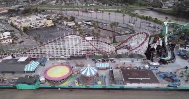 Giant Dipper, Santa Cruz Sahili Boardwalk 'ta bulunan tarihi ahşap bir hız trenidir. Antika binişler ve 1911 Looff Carousel ve Giant Dipper lunapark treni. Kaliforniya mı? Drone. ABD